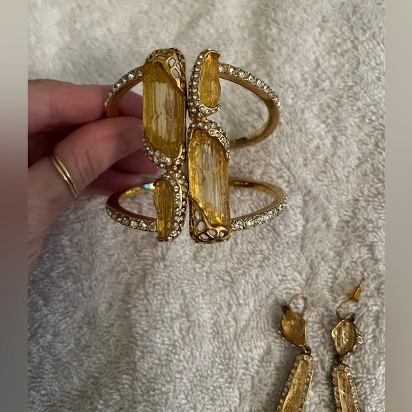 Gorgeous Kara Ross Gold Tone Hinged Bracelet and Matching Earrings - Picture 4 of 7